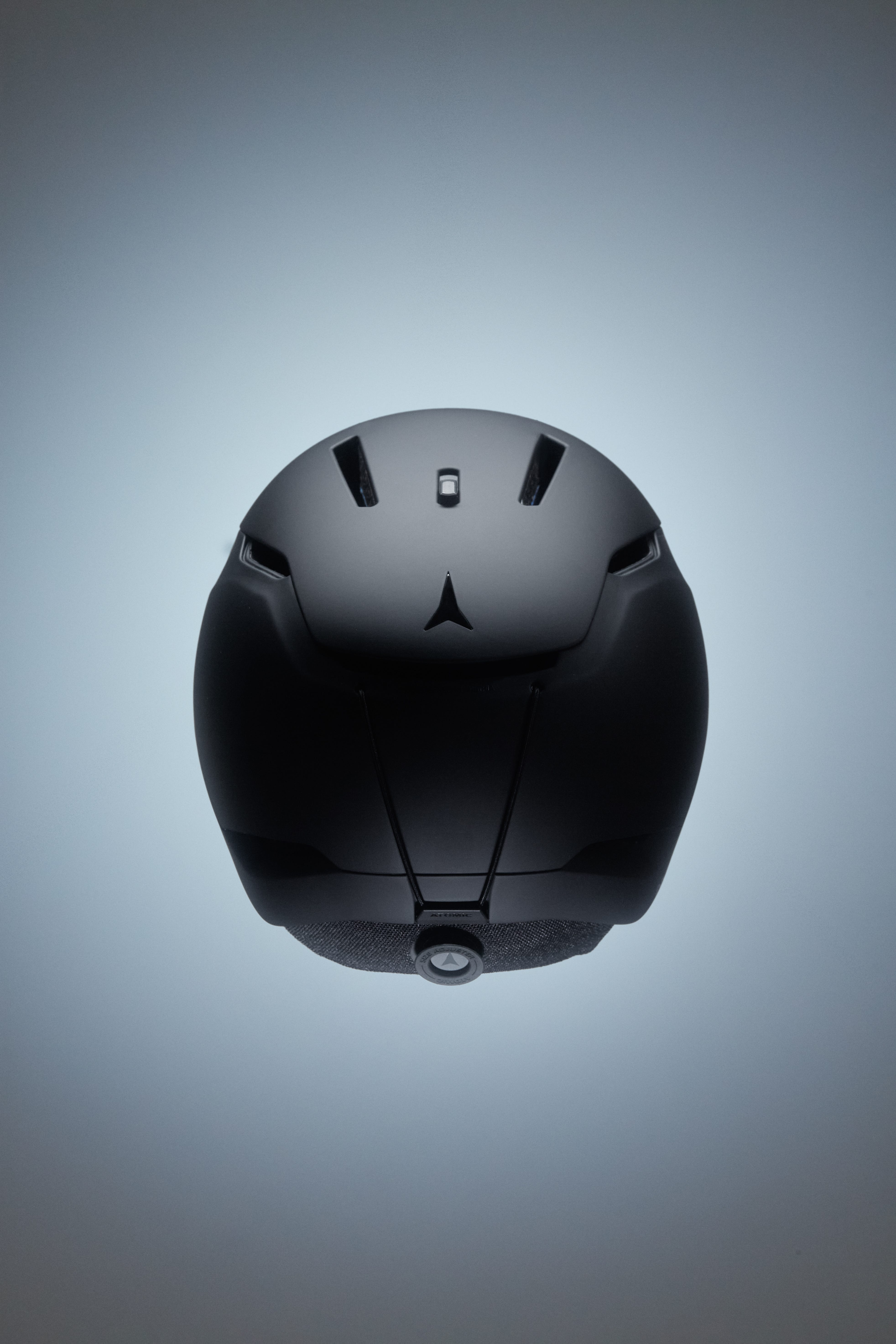 Portrait focused on the Atomic helmet's measurements.